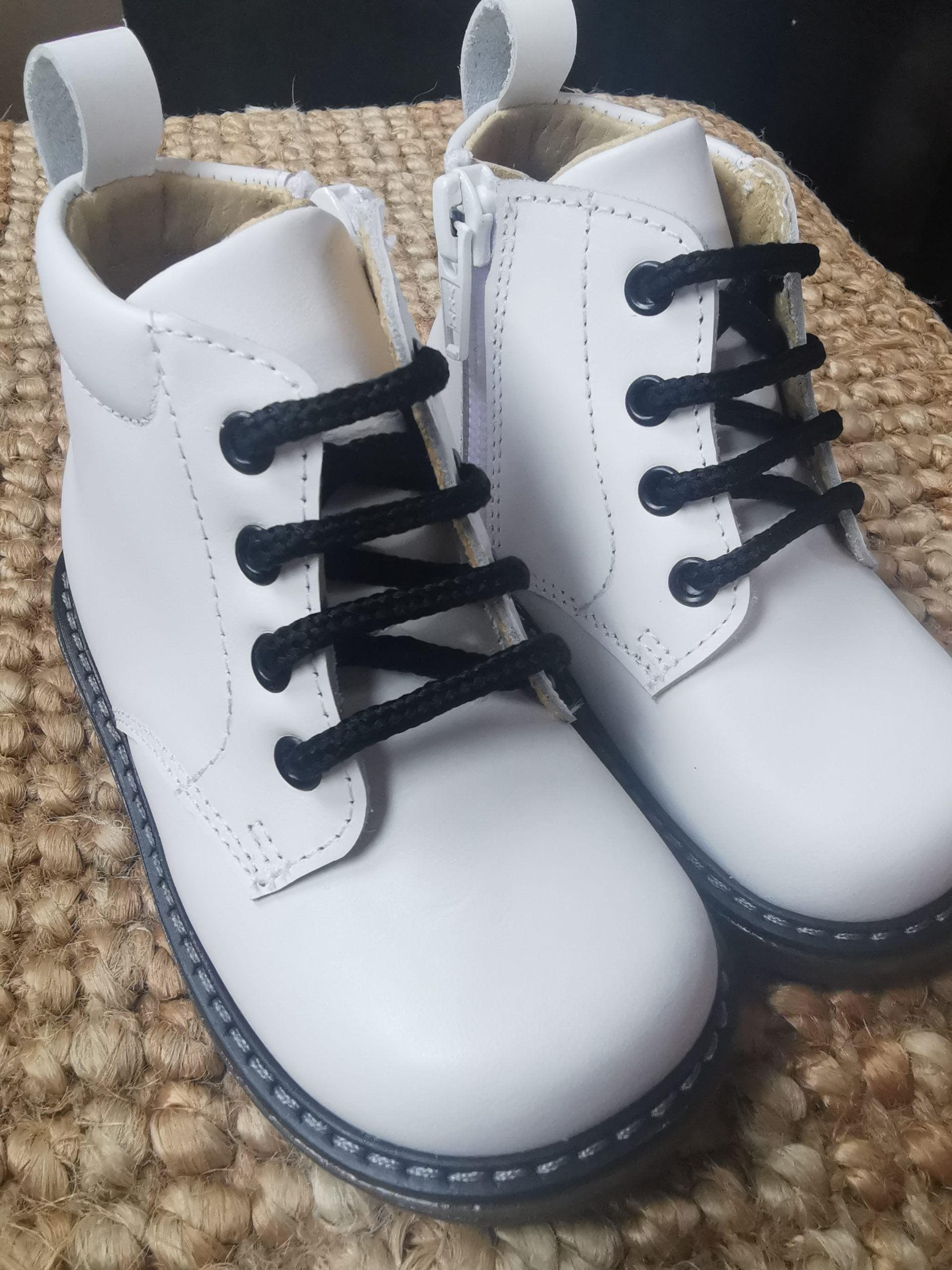 Dr. Martens blanco