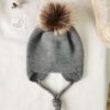 Gorro aviador punto pompón gris