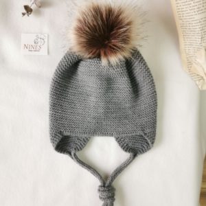 Gorro aviador punto pompón gris