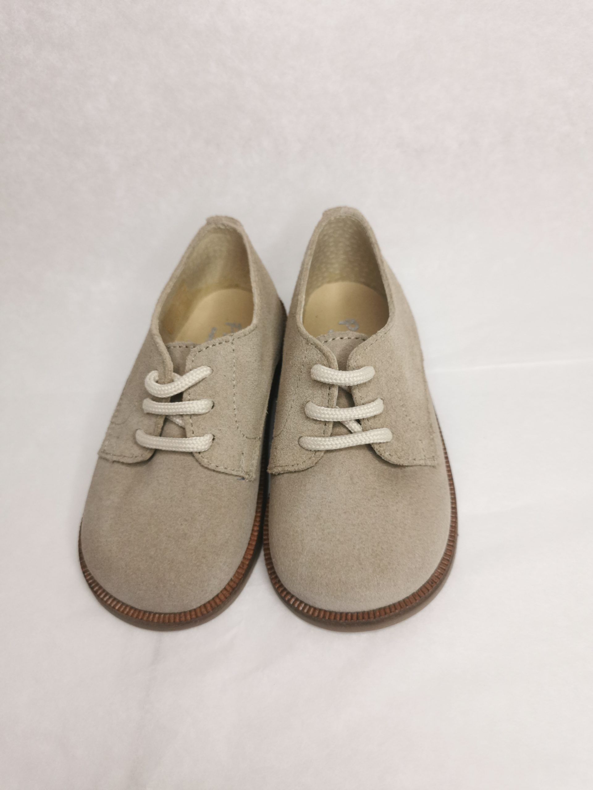 Zapatito tipo blucher de cordones de piel serraje