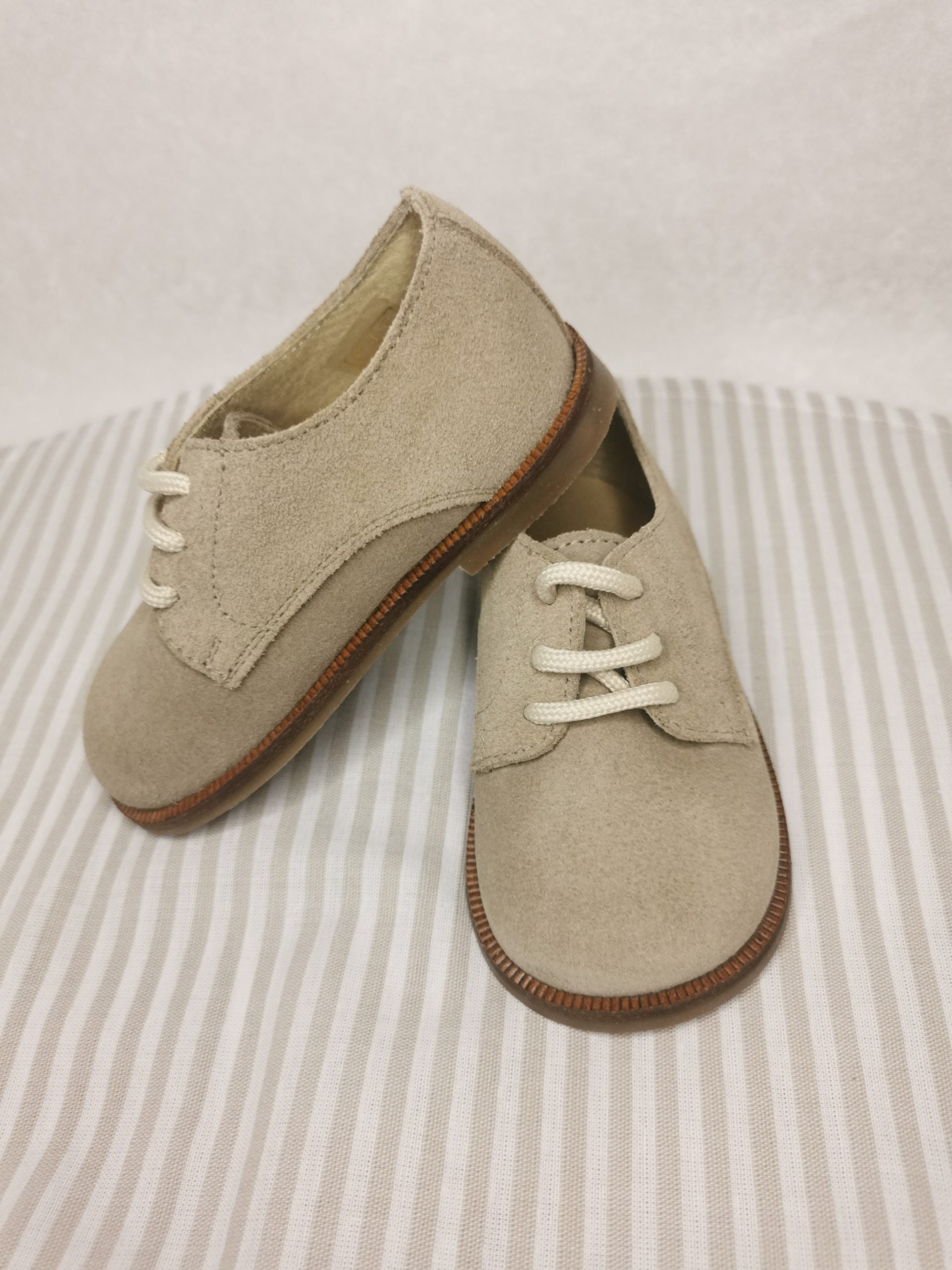 Zapatito tipo blucher de cordones de piel serraje