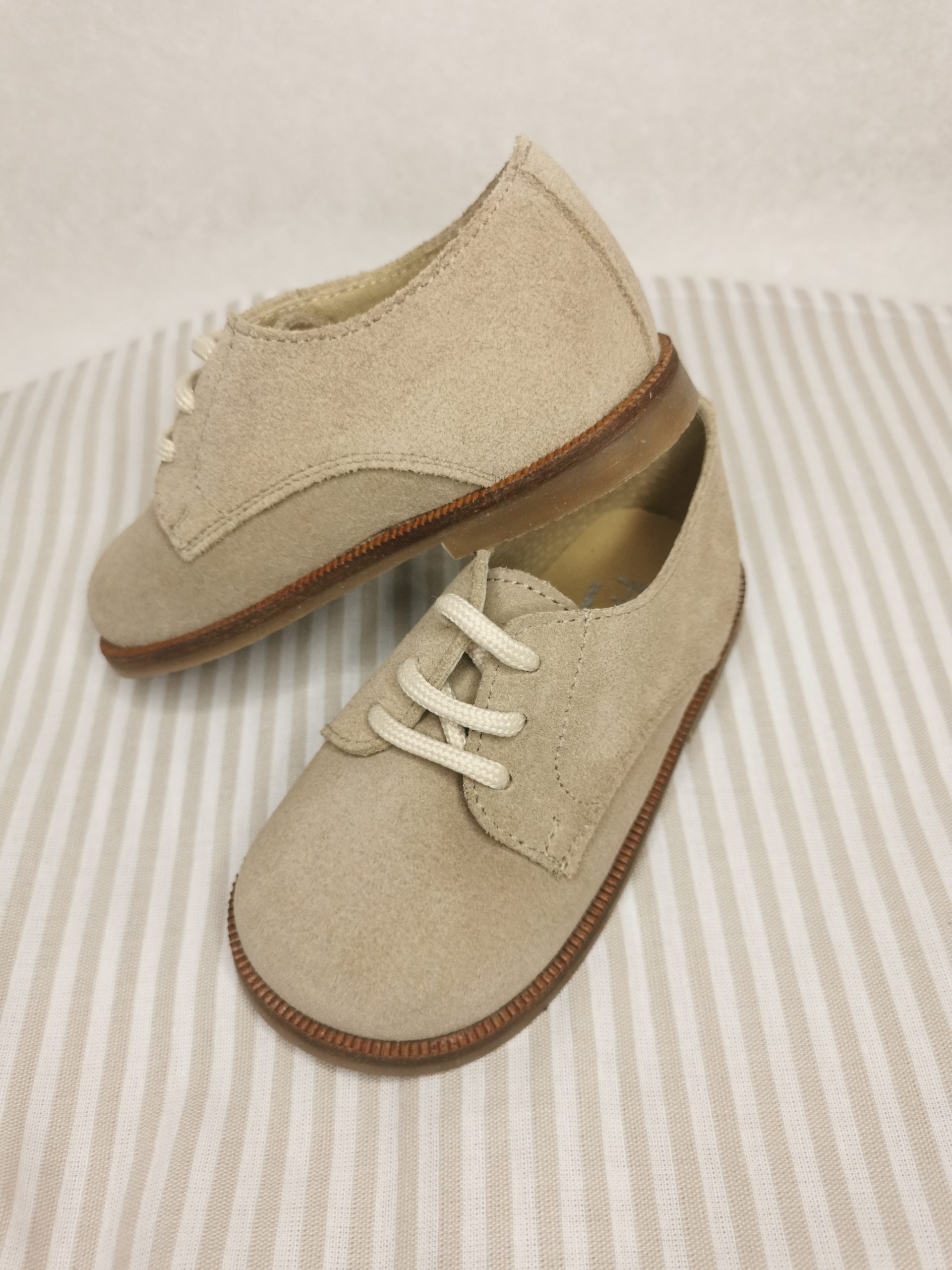 Zapatito tipo blucher de cordones de piel serraje