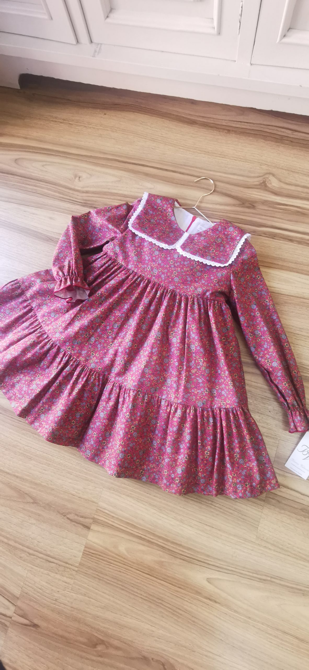 Blanca Valiente vestido rojo flores