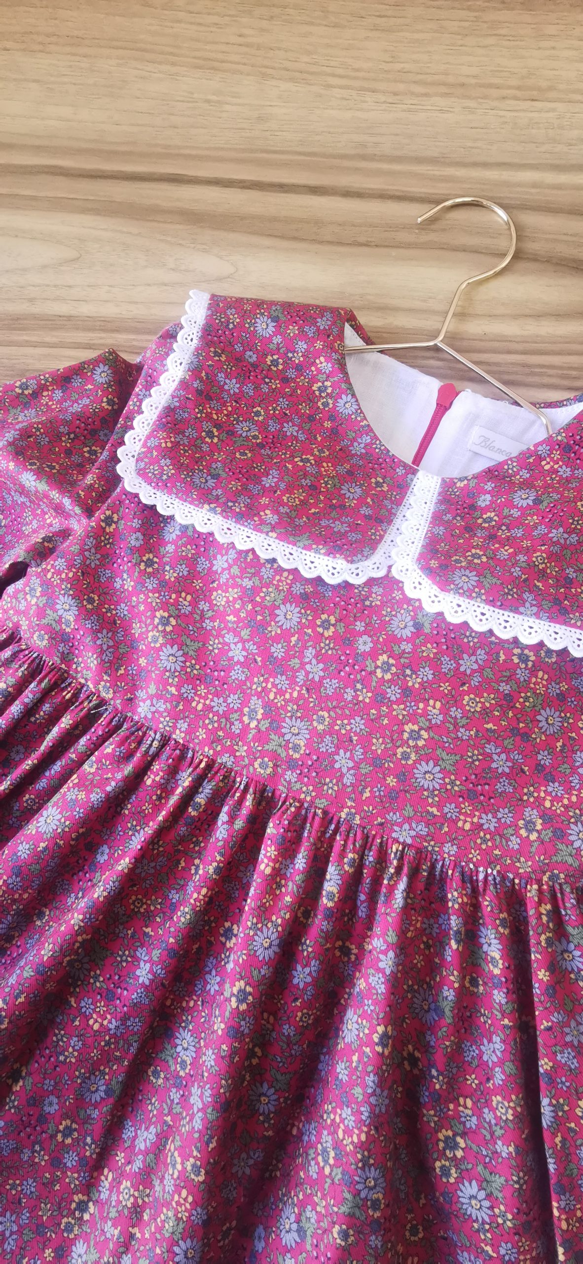Blanca Valiente vestido rojo flores