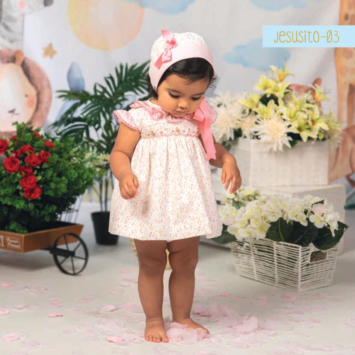 Vestido de bebé con estampado de patitos y bordado artesanal en nido de abeja