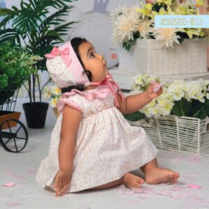 Vestido de bebé con estampado de patitos y bordado artesanal en nido de abeja