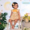 Vestido amarillo con estampado floral y pechera de cuadros vichy bordada