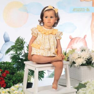 vestido floral amarillo con bolsillos de cuadros vichy y cuello de punto smock