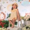 Vestido de niña amarillo floral con cuello plisado doble y lazo de cuadros vichy