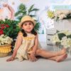 Vestido de niña amarillo floral con cuello plisado doble y lazo de cuadros vichy