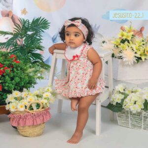Vestido infantil con estampado de fresas rojas