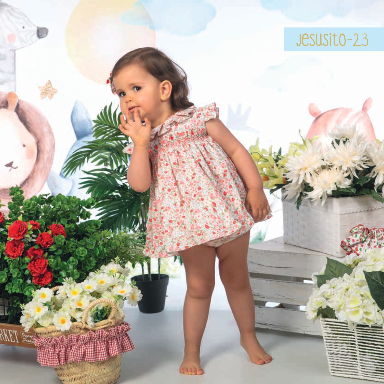 Vestido de niña con estampado de fresas y bordado de nido de abeja en el pecho