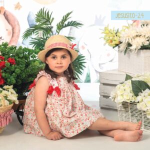 vestido de tirantes con estampado de fresas y lazos rojos